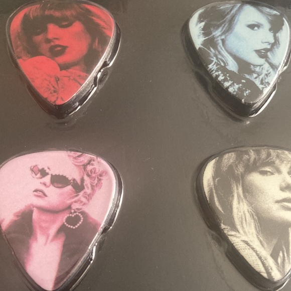 Taylor Swift Guita Picks - Picture 5 of 8